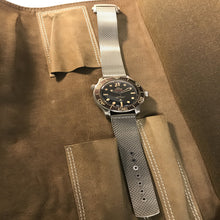Load image into Gallery viewer, Omega Seamaster Diver James Bond No Time to Die 007(210.90.42.20.01.001)
